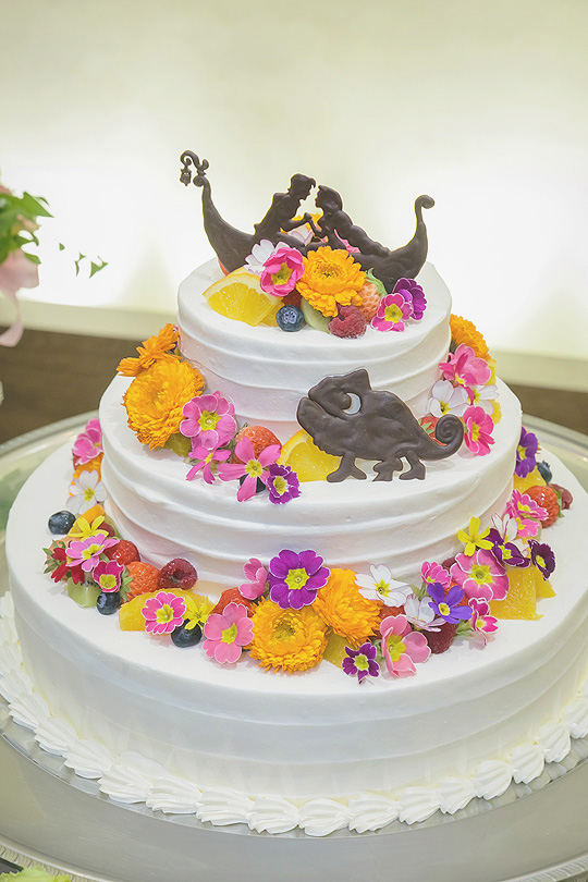カラフルなお花で飾られたウェディングケーキ