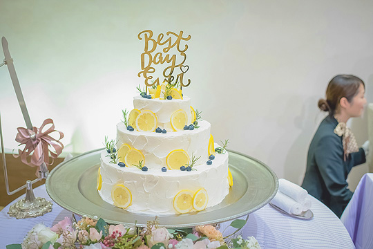 レモンが飾られたウェディングケーキ