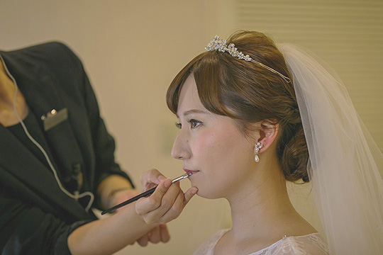 口紅を塗る花嫁