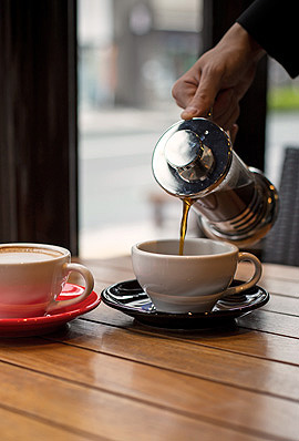 浜松 カフェ 景色のいい窓際のテーブルでコーヒーを カフェテラス1952
