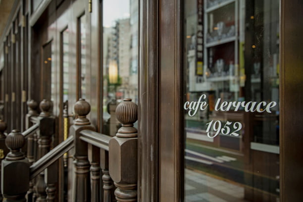 浜松 アフタヌーンティー専門店 カフェテラス1952 ニューヨークのカフェをイメージしたガラス張りの扉