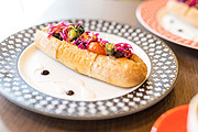 カフェ営業日に4月のカレンダーを追加しました