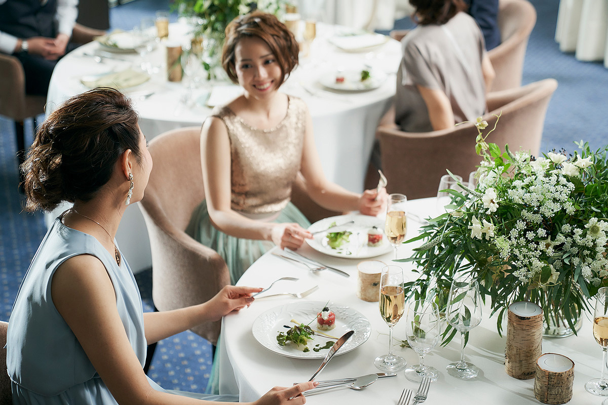 浜松 少人数結婚式 エストリアル 婚礼料理を楽しむゲスト